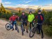 Horalští cyklisté při zlatém západu slunce
